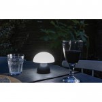 Lámpara de mesa portátil con función touch y 2 modos de luz color negro vista de ambiente