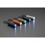 Llavero linterna de aluminio reciclado con LED y 15 lúmenes color negro vista de ambiente