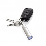 Llavero linterna de aluminio reciclado con LED y 15 lúmenes color plateado quinta vista