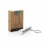 Llavero linterna de aluminio reciclado con LED y 15 lúmenes color plateado vista con caja