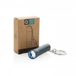 Llavero linterna de aluminio reciclado con LED y 15 lúmenes color azul vista con caja