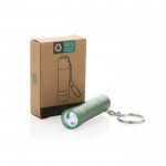 Llavero linterna de aluminio reciclado con LED y 15 lúmenes color verde vista con caja