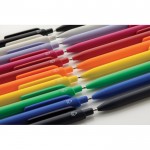 Bolígrafo ecológico con gran clip con tinta azul Dokumental® color negro vista de ambiente
