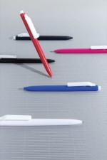 Bolígrafo de plástico reciclado con tinta ultradeslizante escritura azul color rosa vista de ambiente