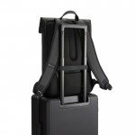 Mochila multiusos con tejido resistente al gua y solapa PC 16” color negro vista 17