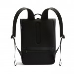 Mochila multiusos con tejido resistente al gua y solapa PC 16” color negro tercera vista