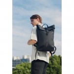 Mochila multiusos con tejido resistente al gua y solapa PC 16” color negro vista de ambiente