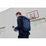 Mochila multiusos con tejido resistente al gua y solapa PC 16” color azul marino vista de ambiente