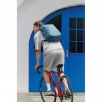Mochila antirrobo resistente al agua capacidad 26L y PC 16'' color azul vista de ambiente