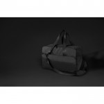 Bolsa de fin de semana con compartimento para PC 15” Swiss Peak color negro vista de ambiente