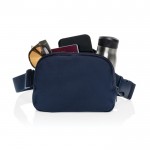 Bolsa bandolera mutliusos de RPET con correa y capacidad de 1L color azul marino quinta vista