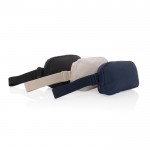 Bolsa bandolera mutliusos de RPET con correa y capacidad de 1L color azul marino vista general