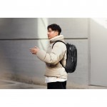 Mochila de RPET con capacidad 20L para ordenador 16” Bellroy color negro vista de ambiente