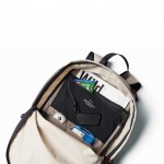 Mochila de RPET multiusos con funda interna 20L Bellroy color beige cuarta vista