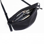 Bolsa bandolera espaciosa de RPET con asa ajustable 3,5L Bellroy color negro tercera vista