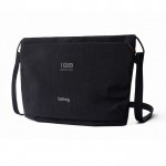 Bolsa bandolera espaciosa de RPET con asa ajustable 3,5L Bellroy color negro vista con logo