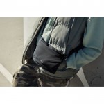 Bolsa bandolera espaciosa de RPET con asa ajustable 3,5L Bellroy color negro vista de ambiente