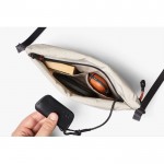 Bolsa bandolera espaciosa de RPET con asa ajustable 3,5L Bellroy color beige quinta vista