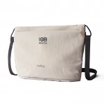 Bolsa bandolera espaciosa de RPET con asa ajustable 3,5L Bellroy color beige vista con logo