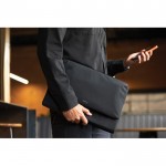 Funda de RPET impermeable con acolchado de espuma PC 16” Bellroy color negro vista de ambiente