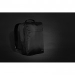 Mochila de RPET con bolsillo frontal para PC 15” Swiss Peak color negro vista de ambiente