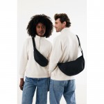 Bolsa bandolera XL en RPET con bolsillo exterior y correa ajustable color negro vista con modelo