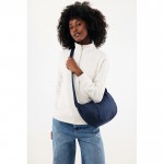 Bolsa bandolera XL en RPET con bolsillo exterior y correa ajustable color azul marino vista con modelo