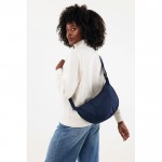 Bolsa bandolera XL en RPET con bolsillo exterior y correa ajustable color azul marino segunda vista con modelo