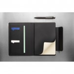 Portafolio magnético ecológico con tapa dura A5 hojas a rayas color negro vista de ambiente