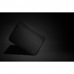 Funda de RPET con forro y bolsillo frontal Swiss Peak PC 15,6” color negro vista de ambiente