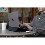 Funda de portátil reciclada con soporte de inclinación de 4 cm 14” color negro vista de ambiente 2