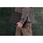 Funda de portátil reciclada con soporte de inclinación de 4 cm 14” color negro vista de ambiente 3
