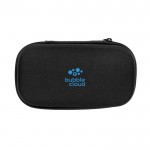 Cargador de viaje multiregional con bolsa de viaje incorporada color blanco vista con logo