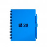 Libreta de plástico reciclado con bolígrafo con soporte tinta azul vista principal