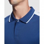 Polo de poliéster de manga corta para hombre bicolor 140 g/m2 Roly color azul real imagen de estilo de vida 2