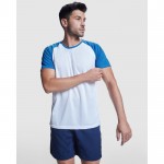 Camiseta deportiva unisex de manga corta de poliéster 140 g/m2 Roly color azul real imagen de estilo de vida