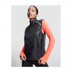 Chaleco de running cortavientos y transpirable unisex 70 g/m2 Roly color negro imagen de estilo de vida