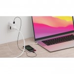 Adaptador de viaje mundial con 2 puertos y cable incluido Skross color blanco vista de ambiente