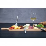 Set de queso con tabla para cortar de madera y cuchillos Boska color marrón vista de ambiente
