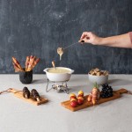 Fondue de queso de cerámica con calentamiento por velas 750 ml Boska color blanco vista de ambiente