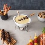 Fondue de queso de cerámica con calentamiento por velas 750 ml Boska color blanco vista de ambiente 2