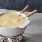 Fondue de queso de cerámica con calentamiento por velas 750 ml Boska color blanco vista de ambiente 4