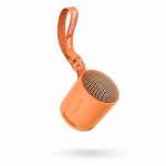 Altavoz Sony SRS-XB100 compacto y potente con larga automomia color naranja vista rotada