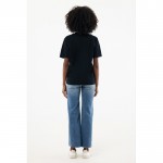 Camiseta de algodón reciclado unisex modern fit 220 g/m2 IQONIQ Nikko color negro cuarta vista con modelo
