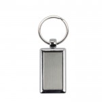 Llavero rectangular con lado de plástico de color y aro de metal vista principal