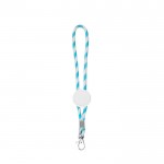 Llavero alargado tipo lanyard que es ajustable y lleva mosquetón vista principal