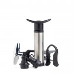 Set de vino con varios utensilios como una bomba o un sacacorchos vista principal