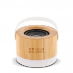 Altavoz inalámbrico de bambú con base y asa blanca para transporte vista principal