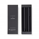 Set de bolígrafos de aluminio reciclado con revestimento de goma color negro vista con caja