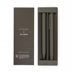 Set de bolígrafos de aluminio reciclado con revestimento de goma color verde vista con caja